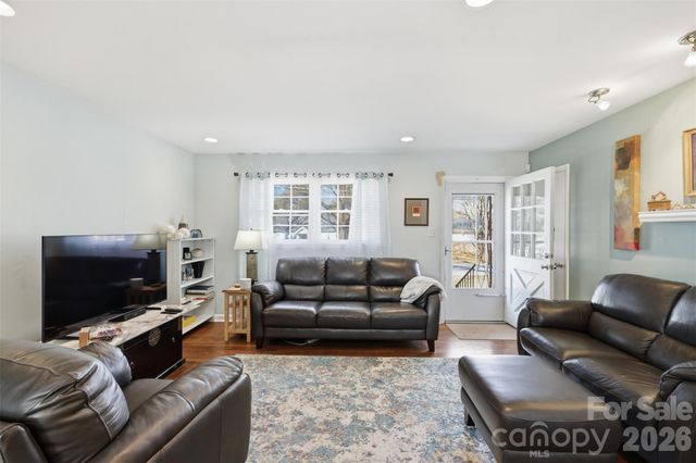 324 17th Avenue NE, Hickory, NC 28601