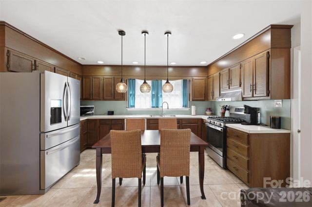 324 17th Avenue NE, Hickory, NC 28601