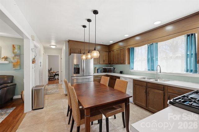 324 17th Avenue NE, Hickory, NC 28601