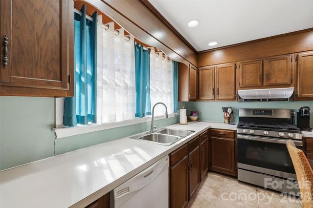 324 17th Avenue NE, Hickory, NC 28601