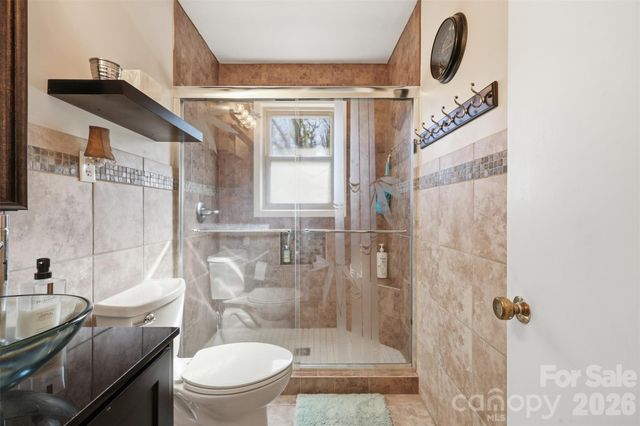 324 17th Avenue NE, Hickory, NC 28601