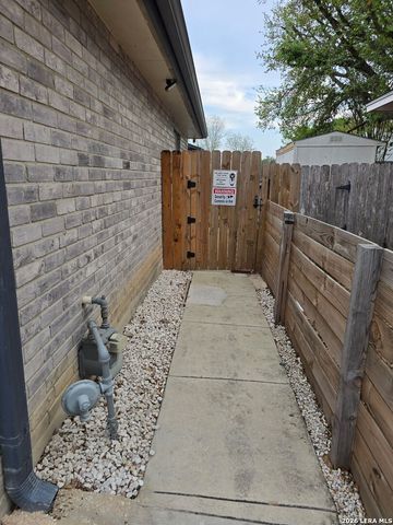 9218 SHADOW CREEK LN, Converse, TX 78109