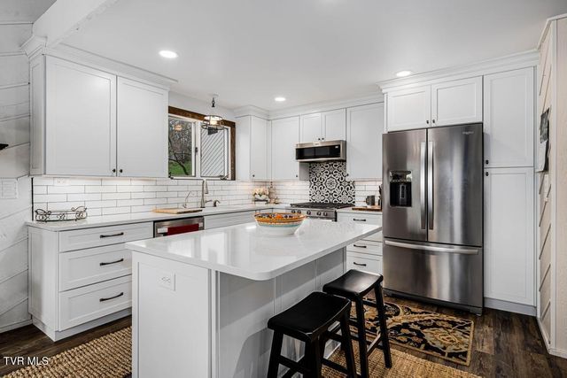 487 Lakeshore Road, Bluff City, TN 37618