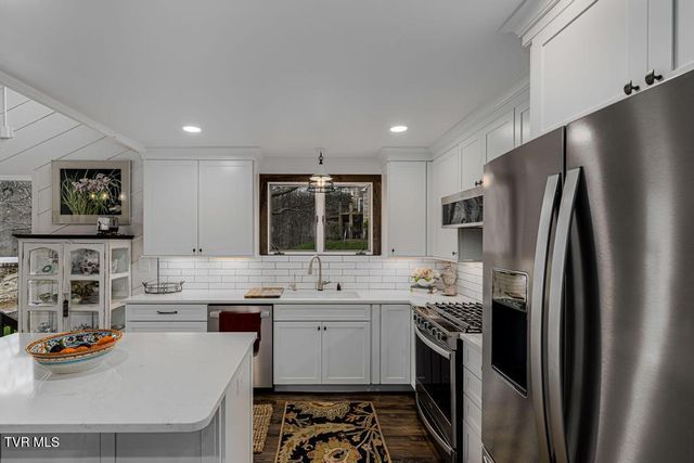 487 Lakeshore Road, Bluff City, TN 37618