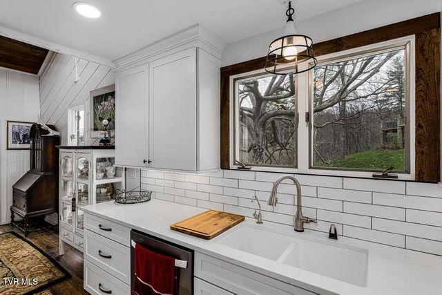 487 Lakeshore Road, Bluff City, TN 37618