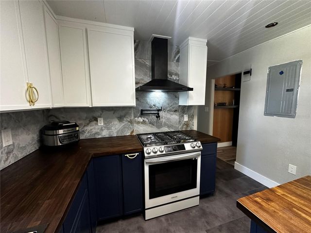 925 E 10TH AVENUE, Mount Dora, FL 32757