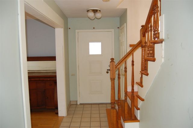 911 S HILL Road, Erie, PA 16509