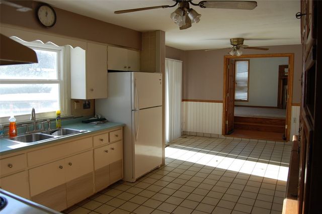 911 S HILL Road, Erie, PA 16509