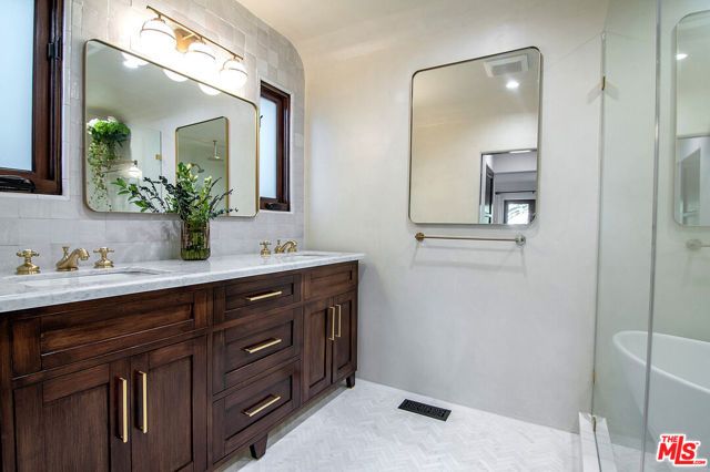 3475 N Knoll Drive, Los Angeles, CA 90068