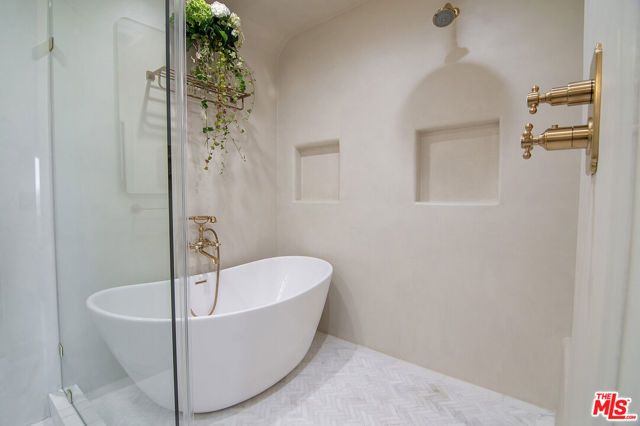 3475 N Knoll Drive, Los Angeles, CA 90068