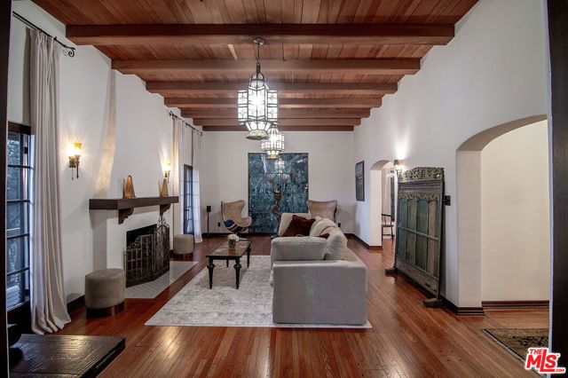 3475 N Knoll Drive, Los Angeles, CA 90068