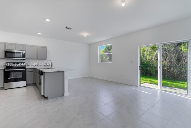 934 SE 19th St, Homestead, FL 33034