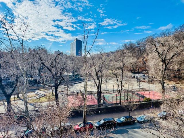 1825 Riverside Dr Apt 5B, New York City, NY 10034