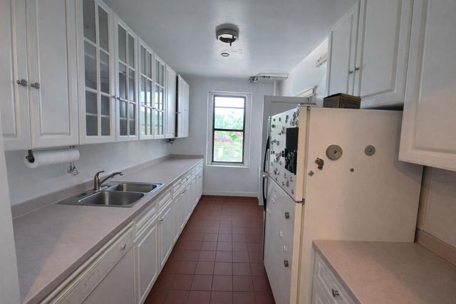 1825 Riverside Dr Apt 5B, New York City, NY 10034
