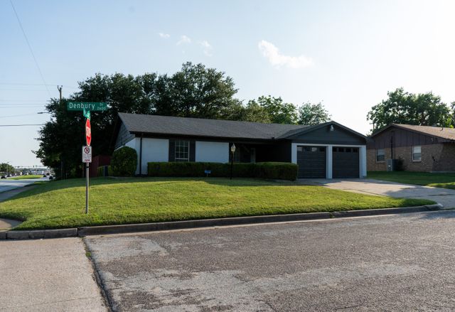 2601 Denbury Drive, Fort Worth, TX 76133
