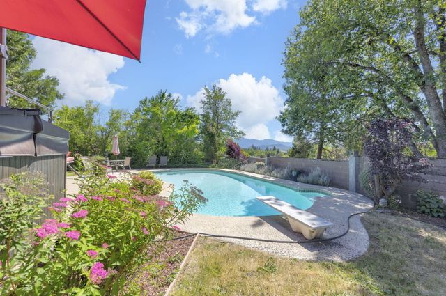 930 NE Wesley Lane, Grants Pass, OR 97526