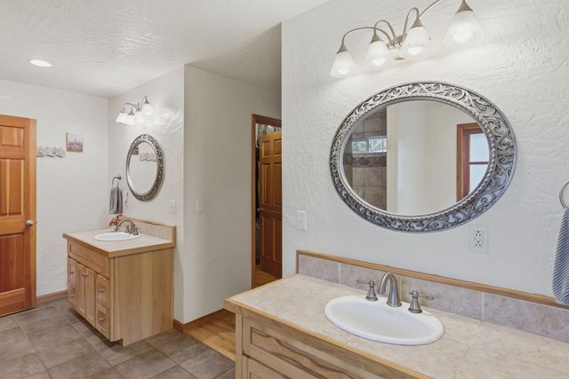 930 NE Wesley Lane, Grants Pass, OR 97526