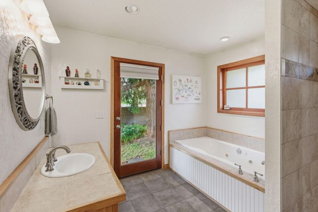 930 NE Wesley Lane, Grants Pass, OR 97526