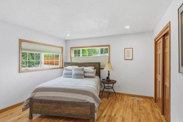 930 NE Wesley Lane, Grants Pass, OR 97526