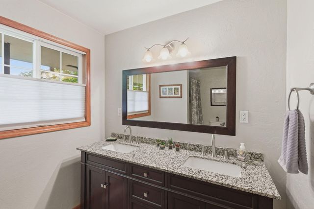 930 NE Wesley Lane, Grants Pass, OR 97526