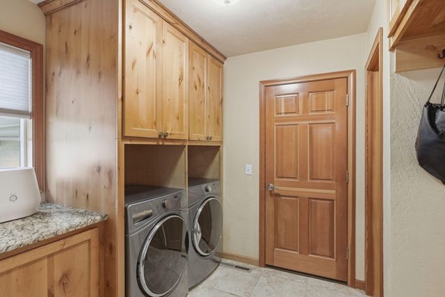 930 NE Wesley Lane, Grants Pass, OR 97526