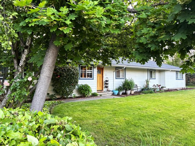 930 NE Wesley Lane, Grants Pass, OR 97526