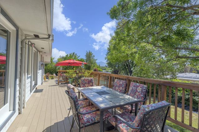 930 NE Wesley Lane, Grants Pass, OR 97526