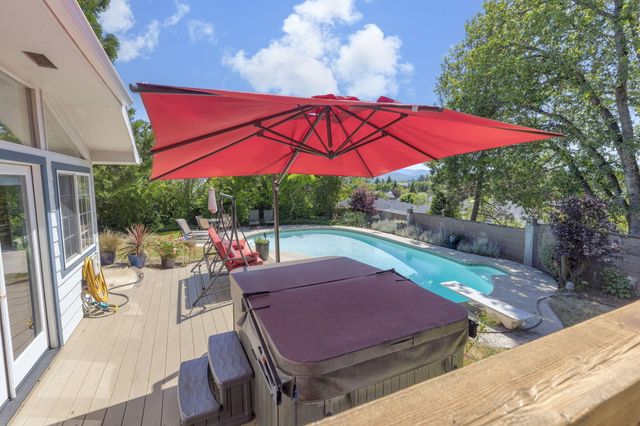 930 NE Wesley Lane, Grants Pass, OR 97526