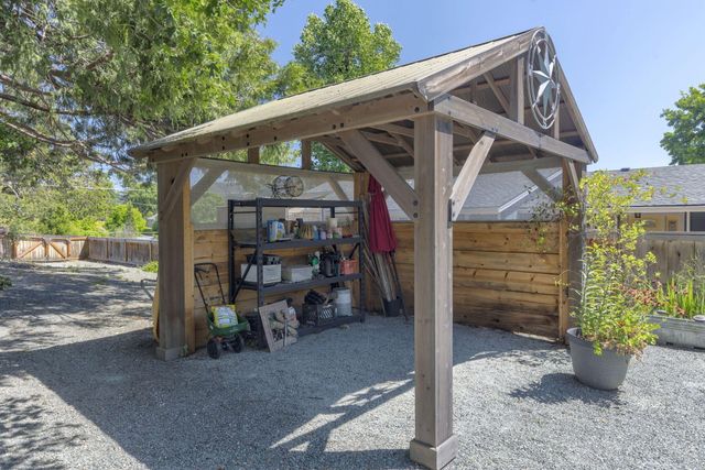 930 NE Wesley Lane, Grants Pass, OR 97526