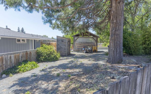 930 NE Wesley Lane, Grants Pass, OR 97526