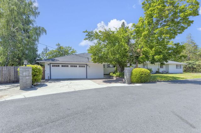 930 NE Wesley Lane, Grants Pass, OR 97526
