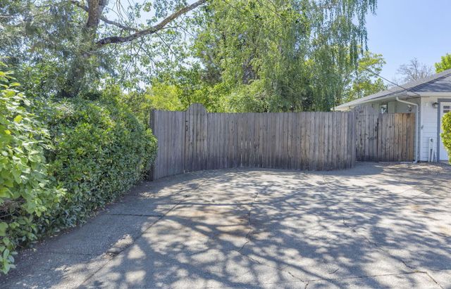 930 NE Wesley Lane, Grants Pass, OR 97526