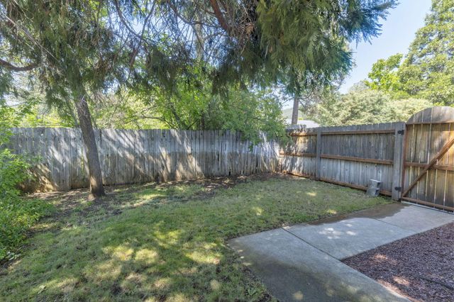 930 NE Wesley Lane, Grants Pass, OR 97526
