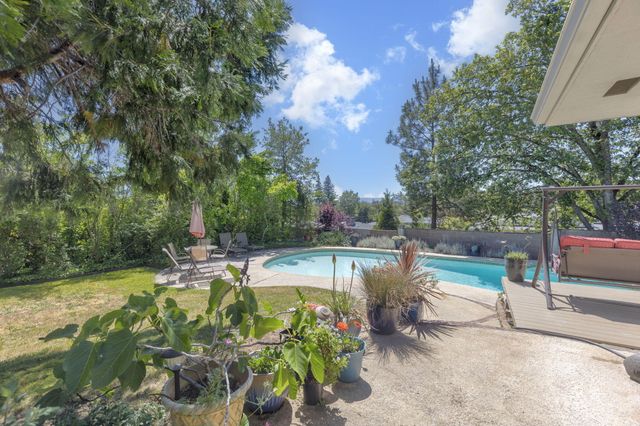 930 NE Wesley Lane, Grants Pass, OR 97526