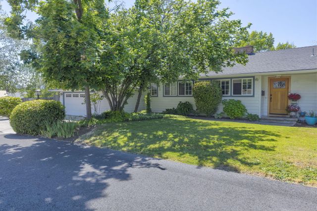 930 NE Wesley Lane, Grants Pass, OR 97526