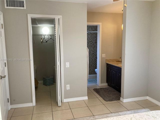 5300 NE 6th Ave H16, Oakland Park, FL 33334