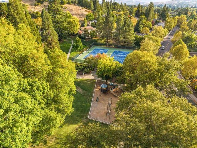 80 Leeds Ct E, Danville, CA 94526