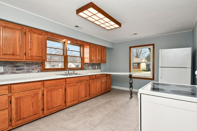 405 N Missouri Avenue, Nixa, MO 65714