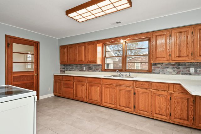 405 N Missouri Avenue, Nixa, MO 65714