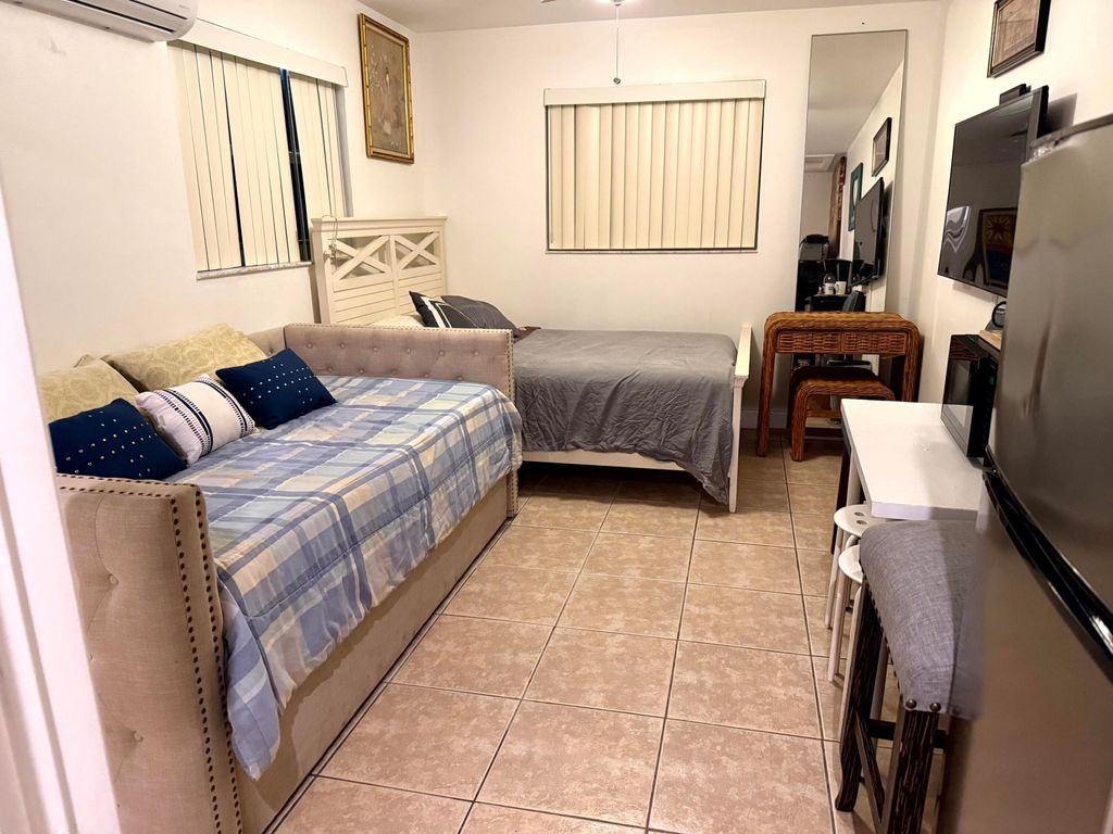 2452 Madison Street Side, Hollywood, FL 33020