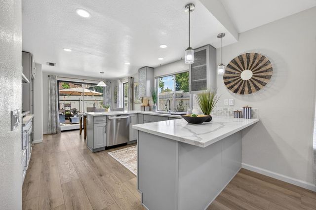 1611 Woodhill Dr, Roseville, CA 95661