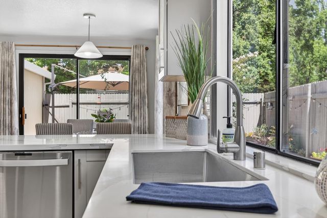 1611 Woodhill Dr, Roseville, CA 95661