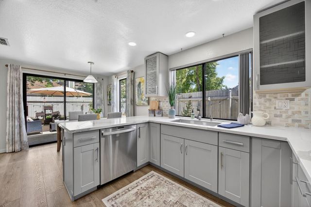 1611 Woodhill Dr, Roseville, CA 95661