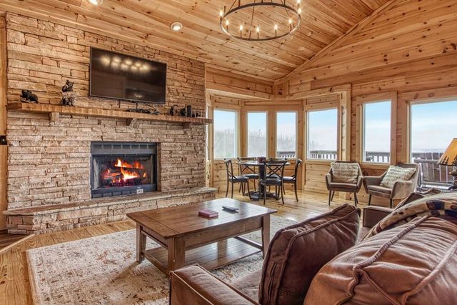 943 Crooked Ridge Rd, Gatlinburg, TN 37738