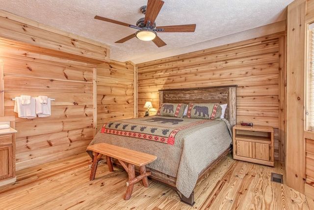 943 Crooked Ridge Rd, Gatlinburg, TN 37738