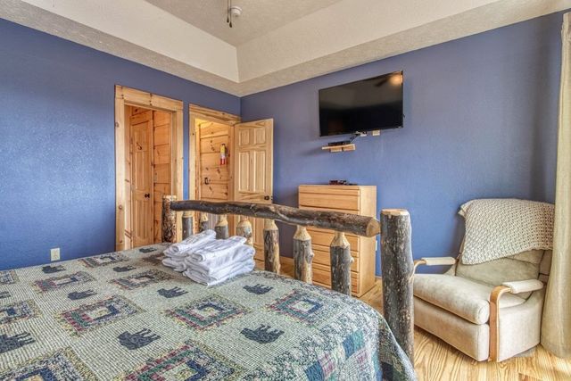 943 Crooked Ridge Rd, Gatlinburg, TN 37738