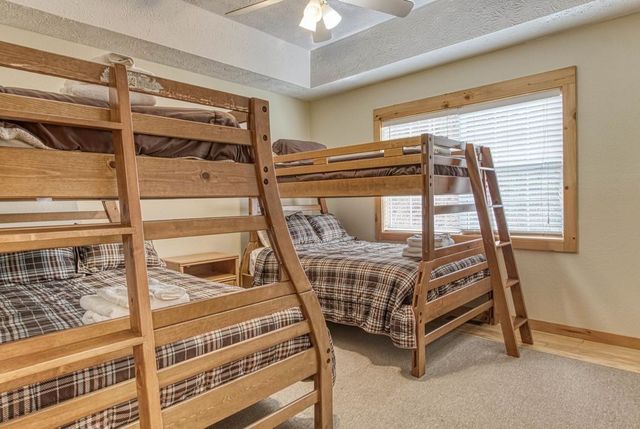 943 Crooked Ridge Rd, Gatlinburg, TN 37738