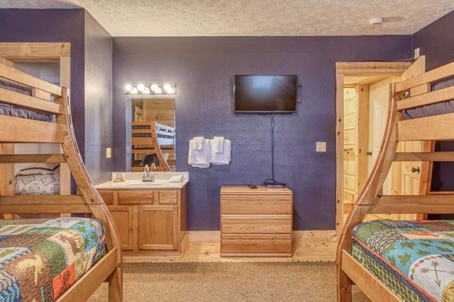 943 Crooked Ridge Rd, Gatlinburg, TN 37738