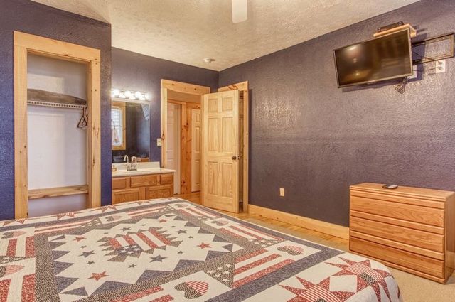 943 Crooked Ridge Rd, Gatlinburg, TN 37738