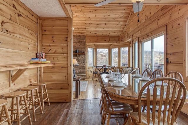 943 Crooked Ridge Rd, Gatlinburg, TN 37738